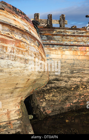 Les épaves de bateaux de pêche à Salen sur l'île de Mull. Banque D'Images