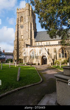 La ville de Sidmouth, Devon, Angleterre. Février 2014. L'église paroissiale de St Giles et St Nicolas dans la rue de l'Église, le centre-ville de Cornwall. Banque D'Images