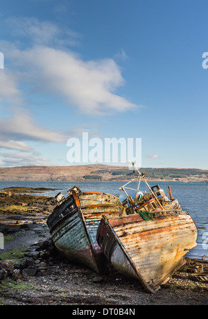 Les épaves de bateaux de pêche à Salen sur l'île de Mull. Banque D'Images