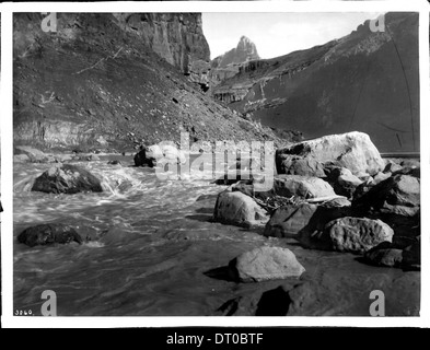 Une vue sur le fleuve Colorado depuis le sentier Hance Trail au Grand Canyon, vers l'est, capturée entre 1900 et 1930, mettant en valeur le paysage spectaculaire du canyon. Banque D'Images