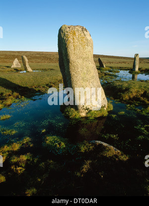 Altarnun stone circle, Bodmin Moor, Cornwall, du NNO montrant 4 pierres du cercle (plus haut en premier plan c 4ft) plus le pilier central. Banque D'Images