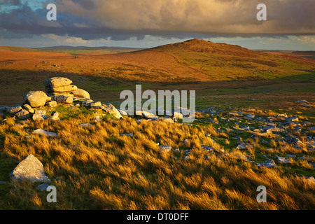 Rocks sur Rough Tor au coucher du soleil, sur Bodmin Moor, près de Dungarvan, Cornwall, en Grande-Bretagne. Banque D'Images