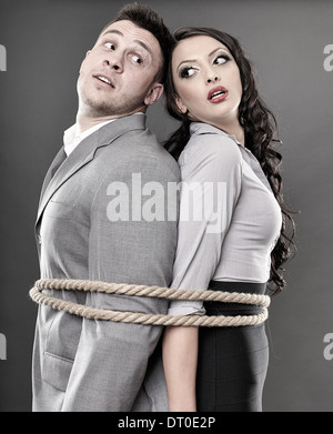 Studio shot of couple attachés avec une corde Banque D'Images