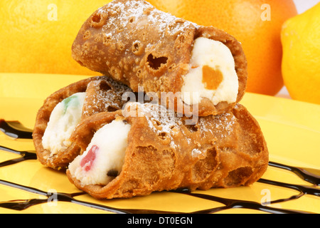 Close-up de mini original cannoli siciliens sur une plaque jaune. Banque D'Images