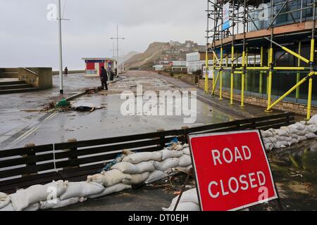 West Bay, Dorset, UK, 5 février 2014 : les routes restent fermées comme du travail commence à s'effacer à l'Ouest Baie port des déchets laissés après les inondations à marée haute ce matin.Il ne semble pas y avoir de fin à la tempête avec des vents forts prévus pour la fin de semaine. Crédit : Tom Jura/Alamy Live News Banque D'Images