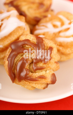 Zeppole di San Giuseppe ou crème de jour St-Joseph de la pâtisserie italienne du sud sont des gâteaux frits Banque D'Images