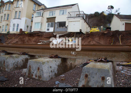 Exmouth, Devon, UK. 5e février 2014. Ligne de chemin de fer endommagé à Exmouth. Les vagues de la marée haute mer a pulvérisé le mur et gravement endommagé la piste. Credit : nidpor/Alamy Live News Banque D'Images