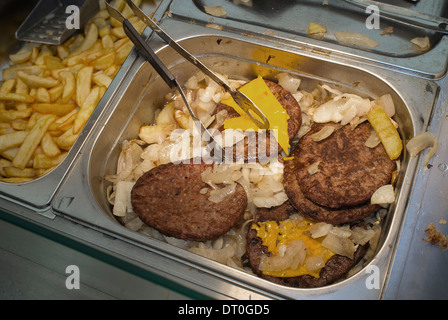 Les hamburgers et les frites sont servies à partir d'un van burger. Banque D'Images