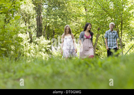 Woodstock, New York USA trois personnes femme enfant marcher dans les bois Banque D'Images