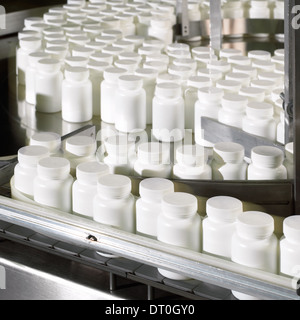 Préparation de bouteilles être étiquetés dans une installation de traitement pharmaceutique. Banque D'Images