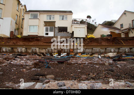 Exmouth, Devon, UK. 5e février 2014. Ligne de chemin de fer endommagé à Exmouth. Les vagues de la marée haute mer a pulvérisé le mur et gravement endommagé la piste. Credit : nidpor/Alamy Live News Banque D'Images