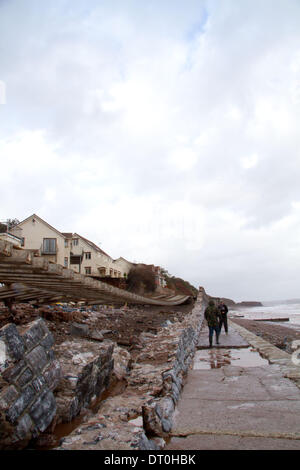 Exmouth, Devon, UK. 5e février 2014. Ligne de chemin de fer endommagé à Exmouth. Les vagues de la marée haute mer a pulvérisé le mur et gravement endommagé la piste. Credit : nidpor/Alamy Live News Banque D'Images