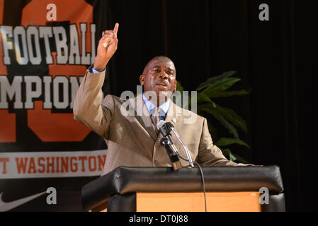 5 février 2014 : l'entraîneur-chef Tim ''Ice'' Harris de Booker T Washington High School de Miami (Floride) parle de l'estrade de la signature Jour Banque D'Images