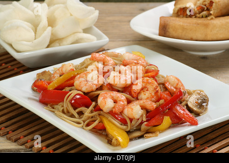 Plat de chow mein crevette avec des craquelins et des rouleaux de printemps Banque D'Images