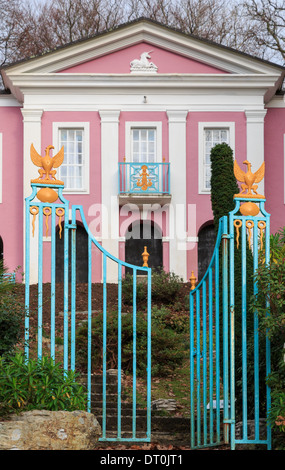 Deux portes de métal avec un ouvert l'autre fermé sur le devant de l'Unicorn rose chambre de style italien maison de village de Portmeirion UK Banque D'Images