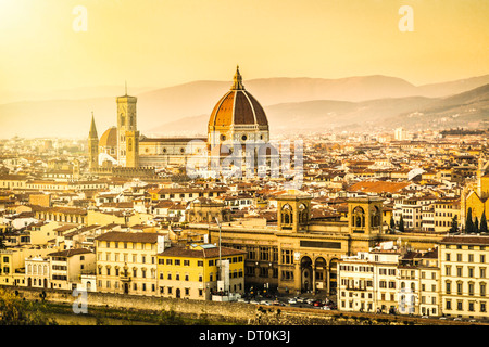 La ville de Florence pendant le coucher du soleil d'or. L'aspect et la texture d'une vieille carte postale d'époque. Banque D'Images