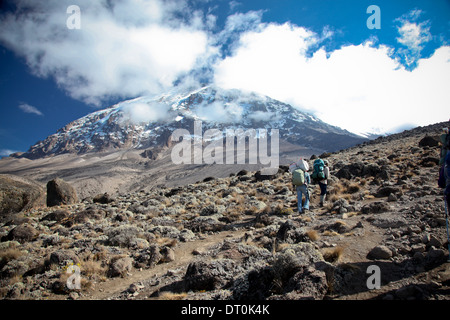 Deux porteurs transportant des fournitures au Mont Kilimandjaro tôt le matin à Karanga camp Banque D'Images