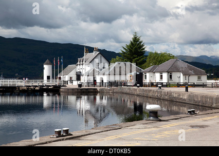 La mer de Corpach Lock et Lock-keepers' maisons sur le Canal Calédonien Banque D'Images