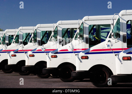 Une rangée de camions du service postal des États-Unis en attente de livraison du courrier. Banque D'Images