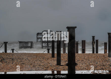 Brighton, Sussex, UK. 5e février 2014. Une autre vue de l'ancienne jetée comme plus de la structure est perdu à la mer, car plus la pâte de tempête la Côte Sud Crédit : David Burr/Alamy Live News Banque D'Images