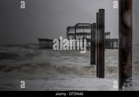 Brighton, Sussex, UK. 5e février 2014. Une autre vue de l'ancienne jetée comme plus de la structure est perdu à la mer, car plus de tempêtes batter la Côte Sud Crédit : David Burr/Alamy Live News Banque D'Images