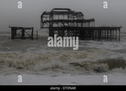 Brighton, Sussex, UK. 5e février 2014. Une autre vue de l'ancienne jetée Ouest comme de plus de la structure est perdu à la mer, car plus de tempêtes batter la Côte Sud Crédit : David Burr/Alamy Live News Banque D'Images