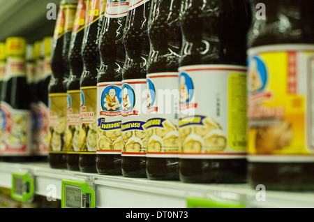 Sauce aux huîtres et condiments sur une étagère de supermarché à Bangkok thaïlandais. Banque D'Images