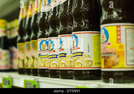 Sauce aux huîtres et condiments sur une étagère de supermarché à Bangkok thaïlandais. Banque D'Images