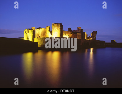 Château de Caerphilly au crépuscule crépuscule nuit reflète dans moat Caerphilly South Wales UK Banque D'Images