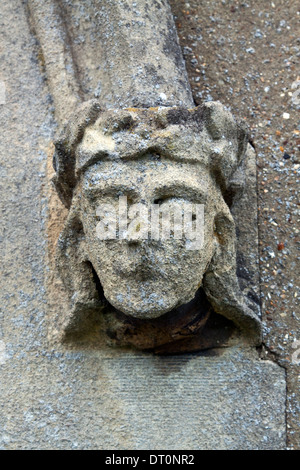 Gargoyle usés météorologiques près de la porte à l'église St Nicholas, Fyfield, Essex Banque D'Images