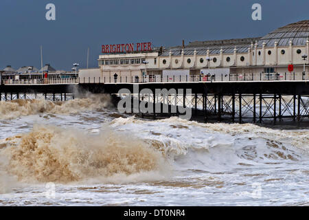 Brighton, Sussex. UK. 5e février 2014. La jetée de Brighton prend un coups de haute mer lors des coups de vent le long de la côte sud de l'Angleterre Crédit : Patrick nairne/Alamy Live News Banque D'Images