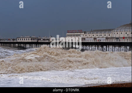 Brighton, Sussex. UK. 5e février 2014. La jetée de Brighton prend un coups de haute mer lors des coups de vent le long de la côte sud de l'Angleterre Crédit : Patrick nairne/Alamy Live News Banque D'Images