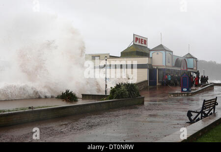 Teignmouth, Devon, UK. 5e février 2014. Vagues gigantesques batter Teignmouth front de mer à marée haute Crédit : Vicki Gardner/Alamy Live News Banque D'Images