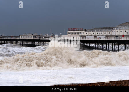 Brighton, Sussex. UK. 5e février 2014. La jetée de Brighton prend un coups de haute mer lors des coups de vent le long de la côte sud de l'Angleterre Crédit : Patrick nairne/Alamy Live News Banque D'Images