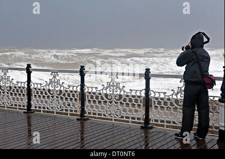 Brighton, Sussex. UK. 5e février 2014. Un photographe prend des photos de la haute mer au cours des coups de vent le long de la côte sud de l'Angleterre Crédit : Patrick nairne/Alamy Live News Banque D'Images