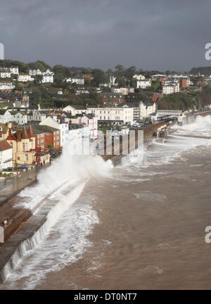 Exmouth, Devon, UK. 5e février 2014. Vagues gigantesques batter Exmouth front de mer à marée haute la destruction de la ligne de train Crédit : Vicki Gardner/Alamy Live News Banque D'Images