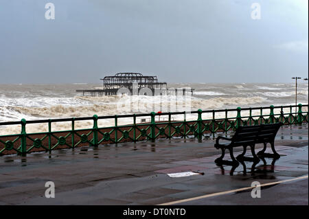 Brighton, Sussex. UK. 5e février 2014. Le reste de l'historique de Brighton West Pier entouré de haute mer lors des coups de vent le long de la côte sud de l'Angleterre Crédit : Patrick nairne/Alamy Live News Banque D'Images