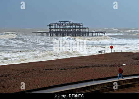 Brighton, Sussex. UK. 5e février 2014. Le reste de l'historique de Brighton West Pier entouré de haute mer lors des coups de vent le long de la côte sud de l'Angleterre Crédit : Patrick nairne/Alamy Live News Banque D'Images