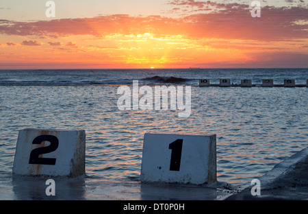 Marqueurs dans Lane Merewether Ocean Baths une piscine près de l'océan Pacifique au lever de l'aube Newcastle NSW Australie Banque D'Images