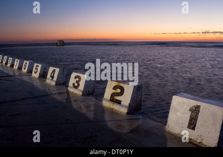 Marqueurs dans Lane Merewether Ocean Baths une piscine près de l'océan Pacifique au lever de l'aube Newcastle NSW Australie Banque D'Images