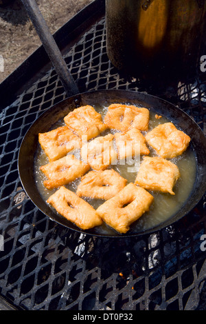 'Indian donuts' la friture sur un feu de camp Banque D'Images