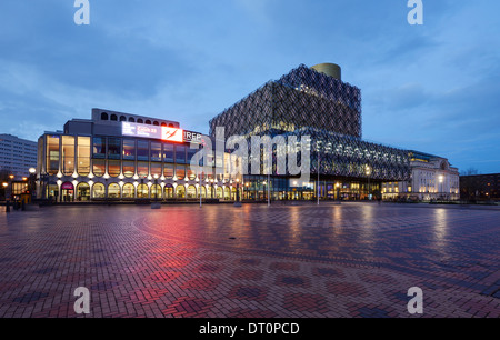 La Bibliothèque de Birmingham et Rep theatre au crépuscule extérieur Banque D'Images