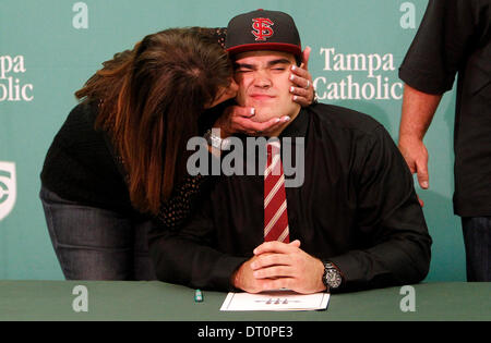 Saint Petersburg, Florida, USA. 5e Mar, 2014. BORCHUCK JAMES | fois.Michele Martinez, gauche, embrasse son fils Corey lors d'activités de la journée nationale de signature à Tampa Catholic High School le mercredi 23 février, 5, 2014. Corey a signé avec l'Etat de Floride. © James/Borchuck ZUMAPRESS.com/Alamy Tampa Bay Times/Live News Banque D'Images