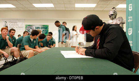 Saint Petersburg, Florida, USA. 5e Mar, 2014. BORCHUCK JAMES | fois.Corey Martinez signe avec l'État de Floride pendant la journée signature activités à Tampa Catholic High School le mercredi 23 février, 5, 2014. © James/Borchuck ZUMAPRESS.com/Alamy Tampa Bay Times/Live News Banque D'Images