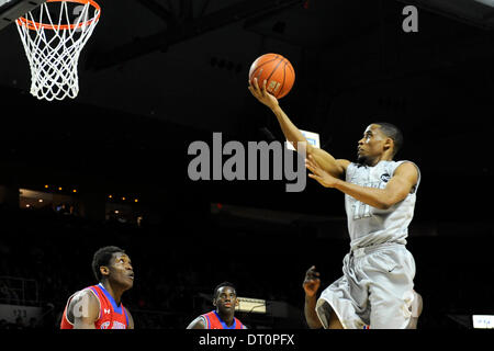 4 février 2014 - Providence, Rhode Island, USA - 4 février 2014 - Providence, RI U.S. - Providence Friars guard Bryce Coton (11) prenez la balle au filet au cours de la jeu de basket-ball de NCAA entre le St. John's Red Storm et la Providence Friars tenue au Dunkin Donuts Center de Providence RI. St. John's défait les frères 86 à 76 en temps réglementaire. Eric Canha/CSM. Banque D'Images