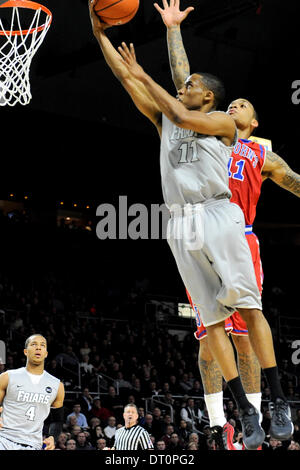 4 février 2014 - Providence, Rhode Island, USA - 4 février 2014 - Providence, RI U.S. - Providence Friars guard Bryce Coton (11) prenez la balle au filet au cours de la jeu de basket-ball de NCAA entre le St. John's Red Storm et la Providence Friars tenue au Dunkin Donuts Center de Providence RI. St. John's défait les frères 86 à 76 en temps réglementaire. Eric Canha/CSM. Banque D'Images