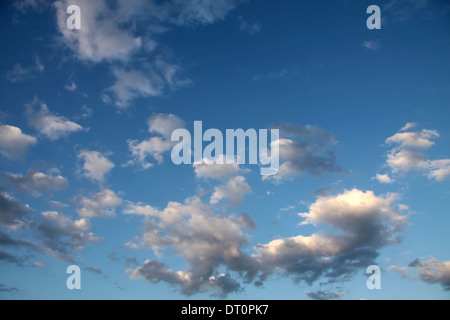 Soirée bleu ciel avec quelques nuages en été Banque D'Images