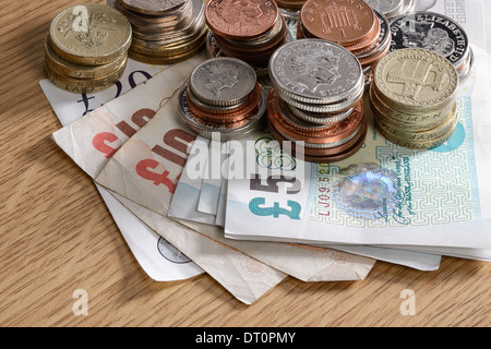 Pile de livres sterling et des billets de trésorerie Banque D'Images