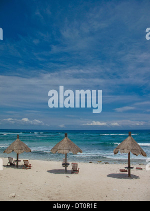 Des cabines en bois sur une plage mexicaine au bord de la mer des Caraïbes Banque D'Images