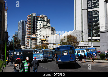 Le principal bloc bus Vintage 16 Av de Julio road dans le centre-ville pendant une grève des syndicats des transports publics, La Paz, Bolivie Banque D'Images